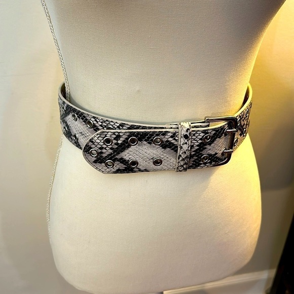 Urban Outfitters Belt Wide Animal Print Double Buckle Adjustable 26-30 Wide - Picture 1 of 11